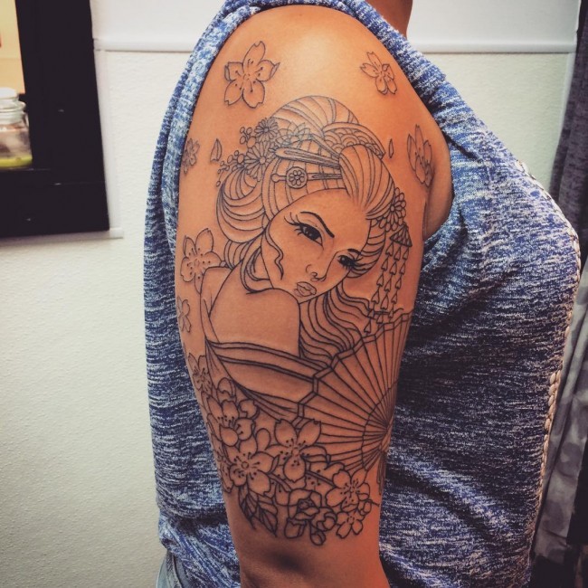 手臂简单的黑色线条亚洲艺妓与扇子花朵纹身图案