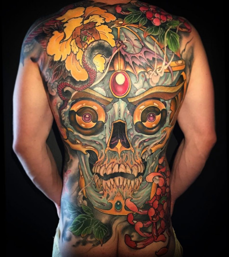 背部彩色神奇的骷髅与蛇菊花纹身图案