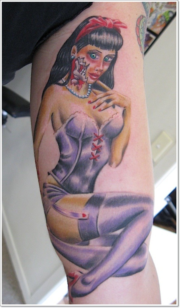 大臂精彩的海报女郎僵尸纹身图案