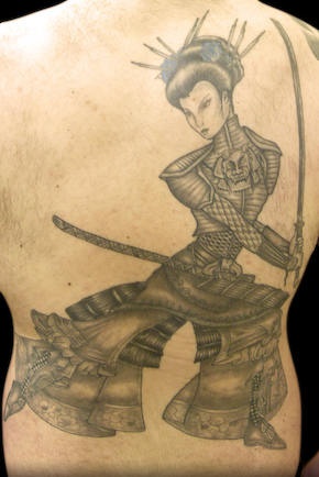 黑色女子战士背部纹身图案