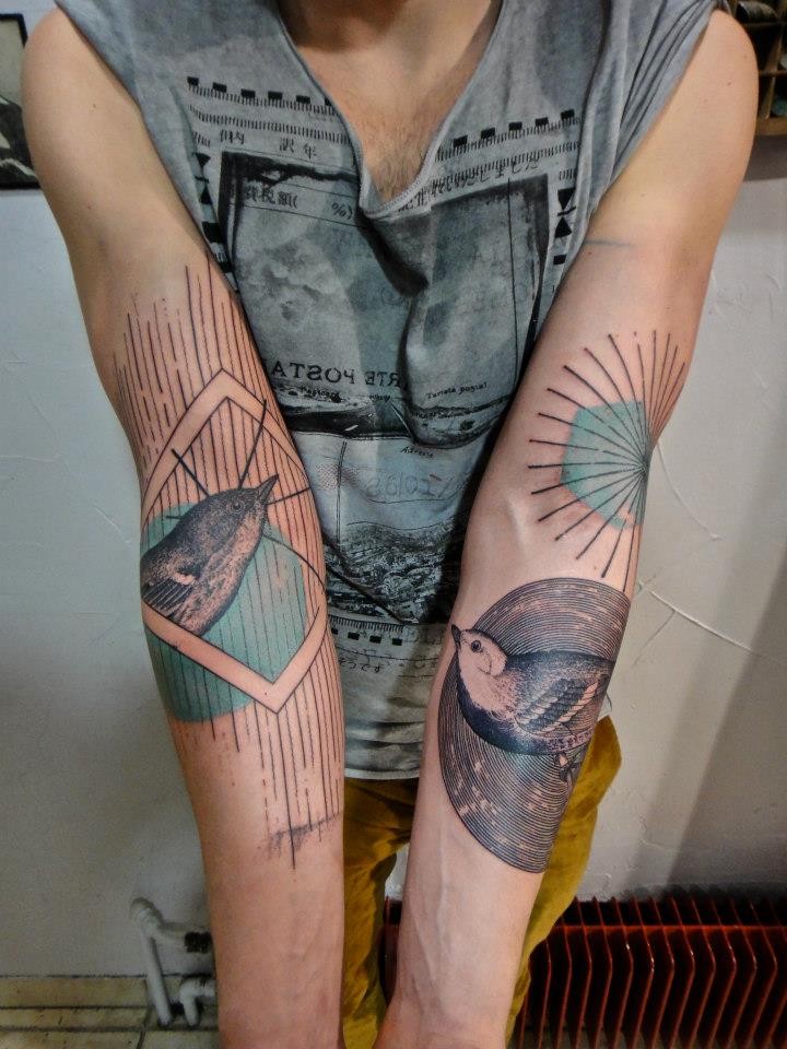 手臂彩色的鸟类和几何形状纹身图案