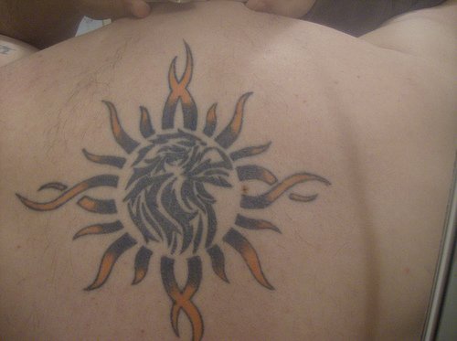 背部太阳与鹰图腾纹身图案