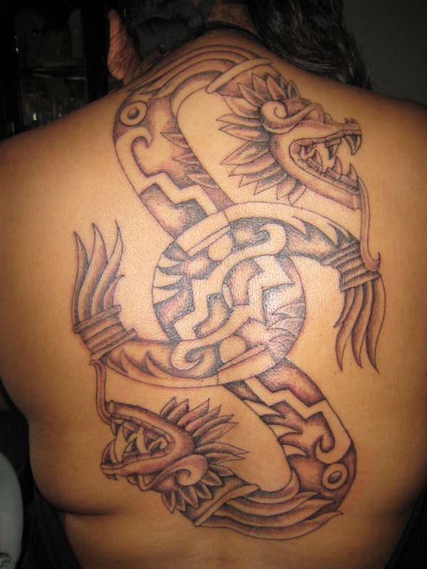 背部阿兹特克图腾蛇纹身图案