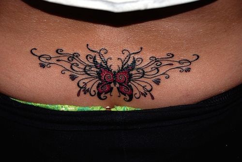 腰部美丽的红色蝴蝶藤蔓纹身图案
