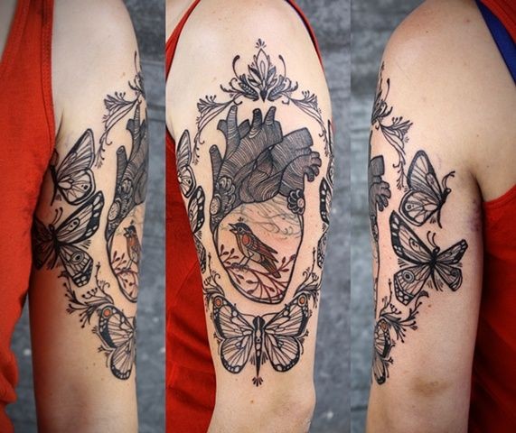 手臂上全新的黑色线条心脏蝴蝶纹身图案