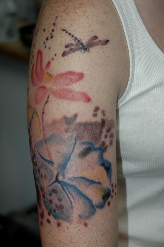 水彩莲花荷叶与蜻蜓手臂纹身图案
