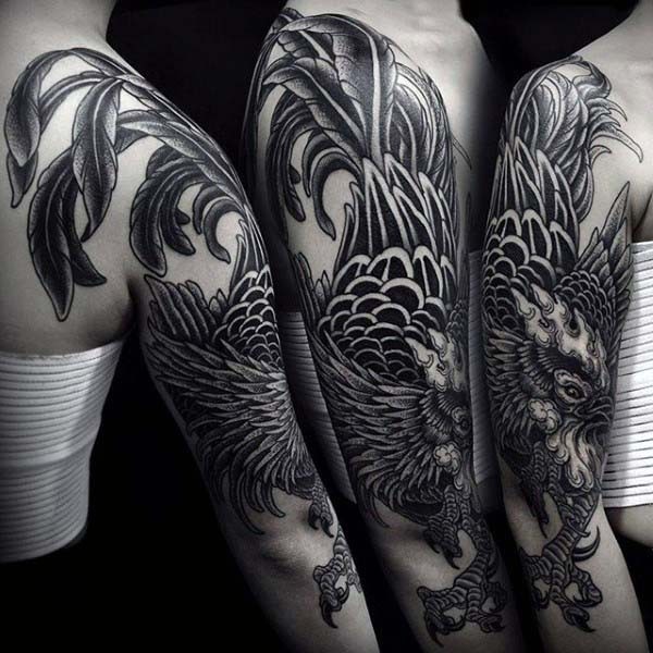 手臂上巨大的黑白公鸡纹身图案