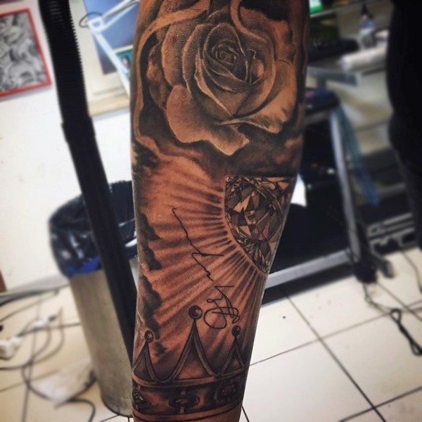手臂黑色玫瑰与钻石和皇冠纹身图案