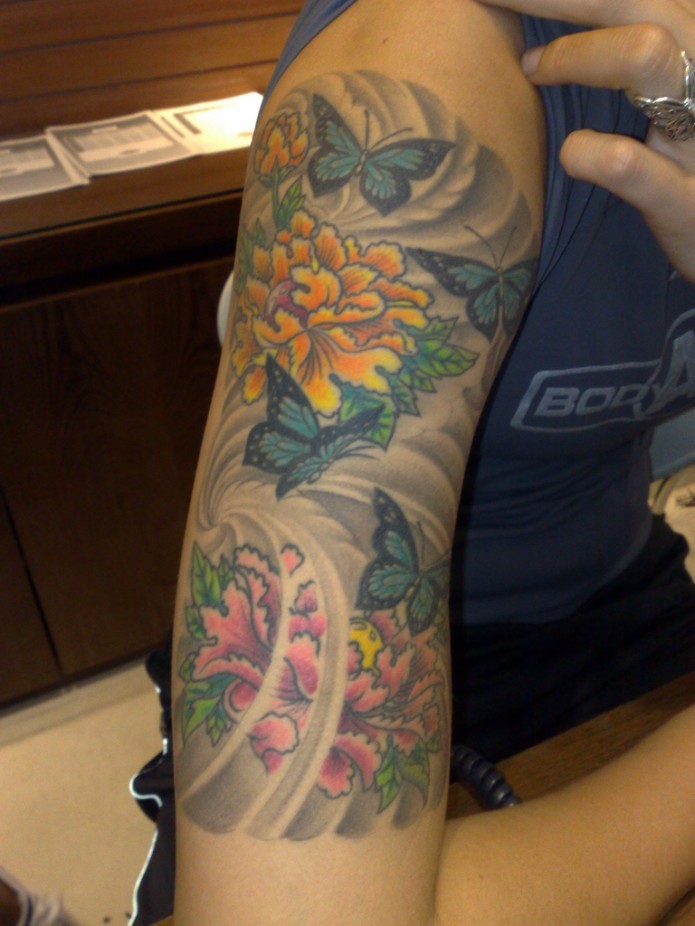 手臂蝴蝶和牡丹花纹身图案