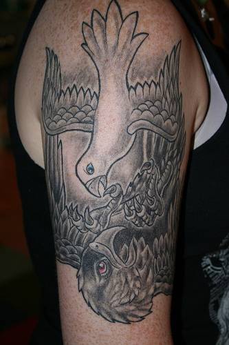 手臂黑灰鸽子与老鹰纹身图案