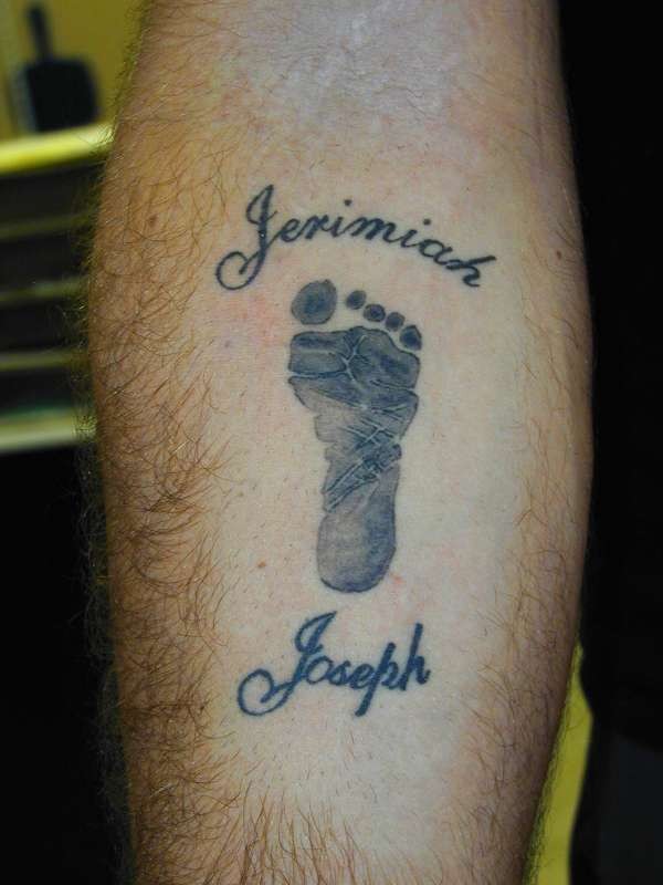 小宝宝的脚印字母纹身图案