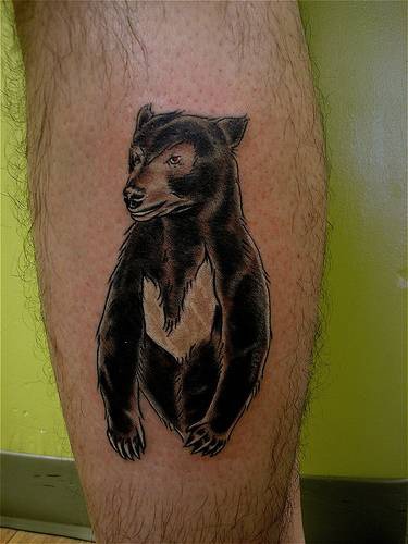 小腿黑色的可爱熊纹身图案
