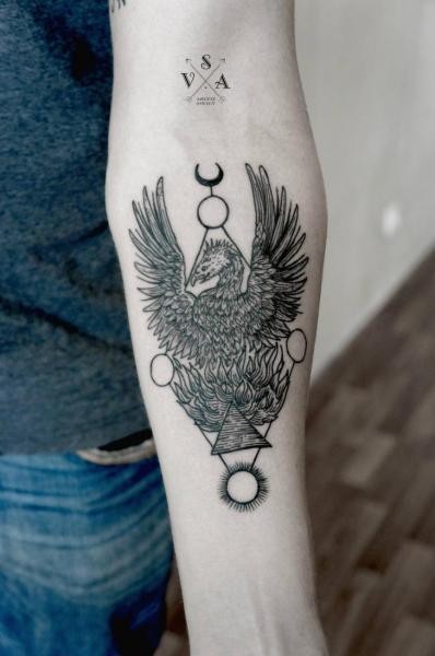 手臂黑色凤凰与几何纹身图案
