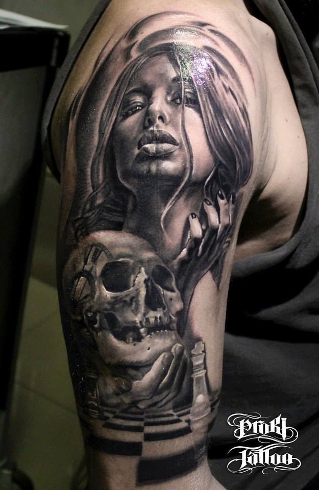 大臂黑灰风格女人与骷髅纹身图案