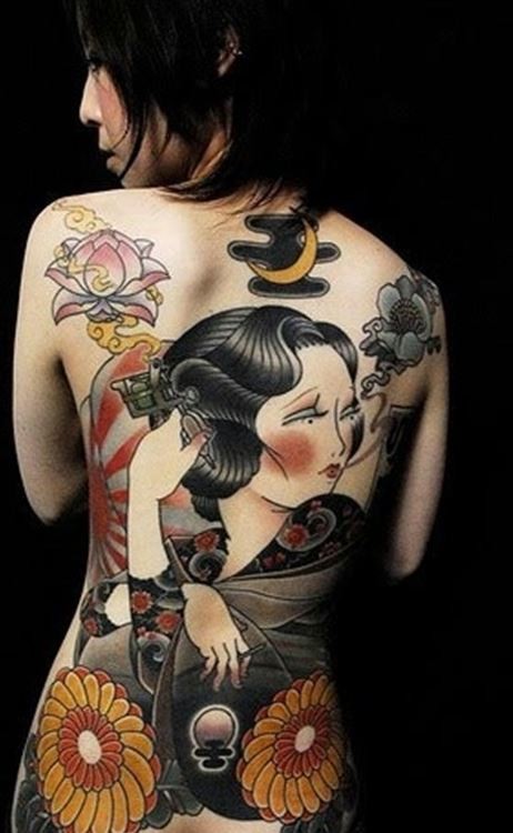 背部亚洲主题的彩绘艺妓花朵纹身图案