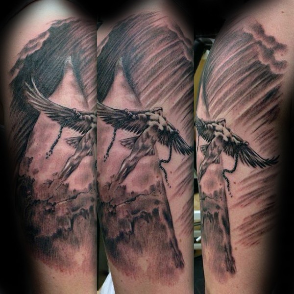 手臂壮观的黑灰云层和伊卡洛斯纹身图案