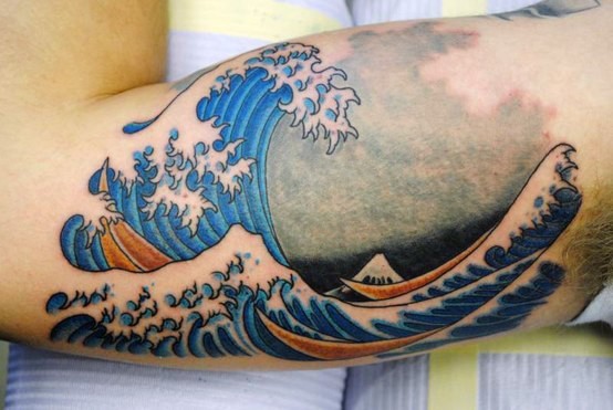 简单的彩色大海浪手臂纹身图案