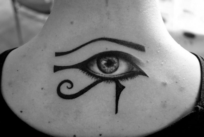 背部埃及荷鲁之斯和逼真眼球纹身图案