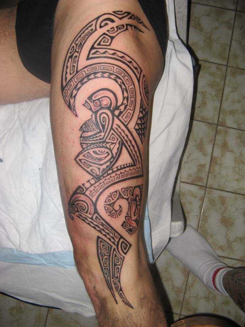 大腿波利尼西亚风格的黑色部落饰品纹身图案