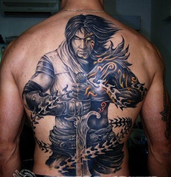 背部神秘的骑士与剑和铁链纹身图案