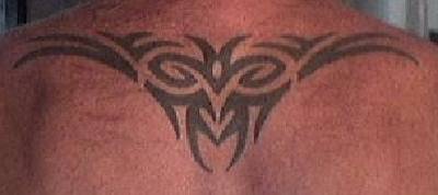 背部黑色的部落标志纹身图案