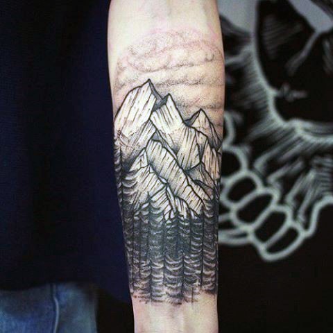 简单的黑白山脉与森林手臂纹身图案