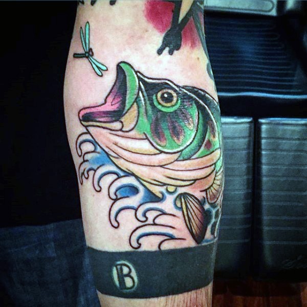 卡通风格的彩色大鱼与蜻蜓手臂纹身图案
