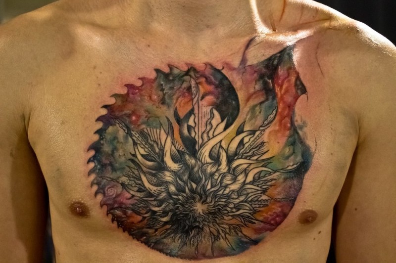 男性胸部彩色的花朵与华丽的装饰纹身图案
