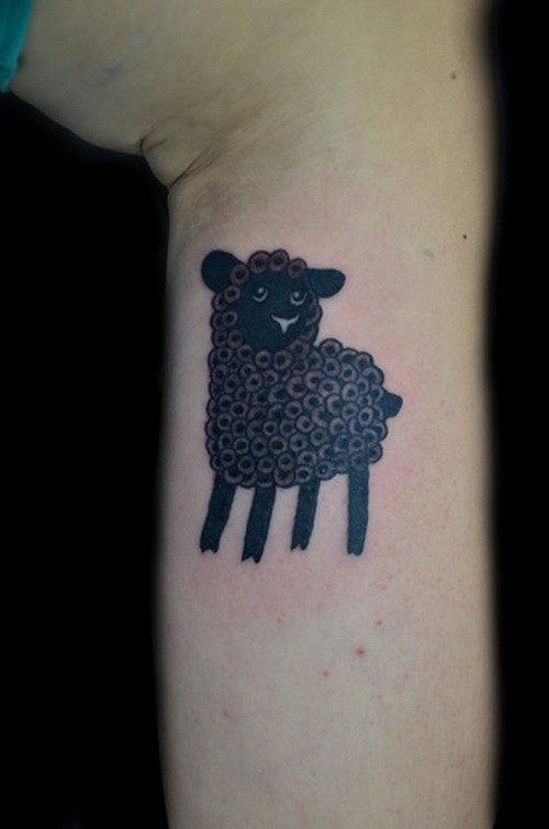 手臂上的黑色卷毛小绵羊纹身图案