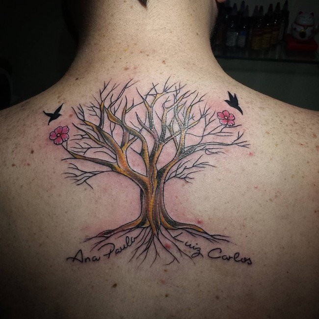 背部彩绘大树与花朵和小鸟纹身图案
