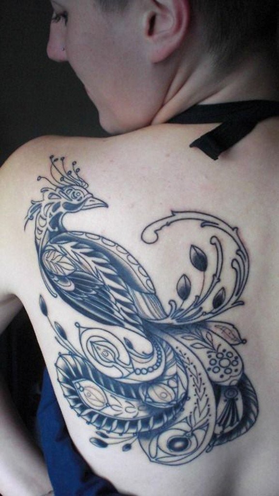 背部黑灰的美丽孔雀纹身图案