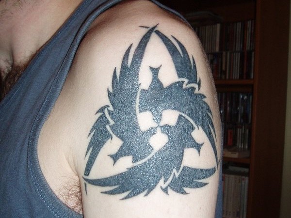 大臂黑色的乌鸦组合爱尔兰纹身图案