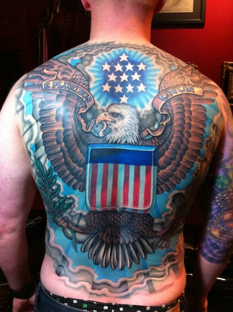 背部大鹰和美国国旗彩绘纹身图案