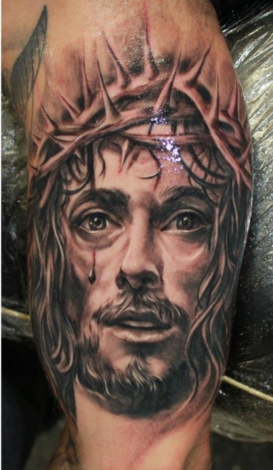 手臂美丽的写实荆棘冠流泪耶稣纹身图案