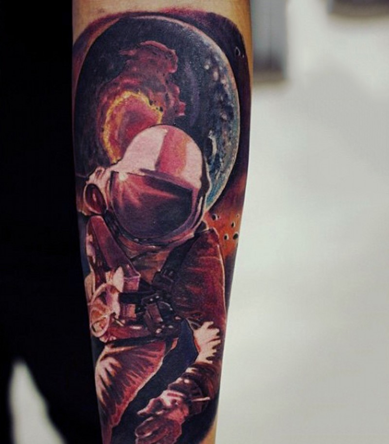逼真的彩色宇航员和行星手臂纹身图案