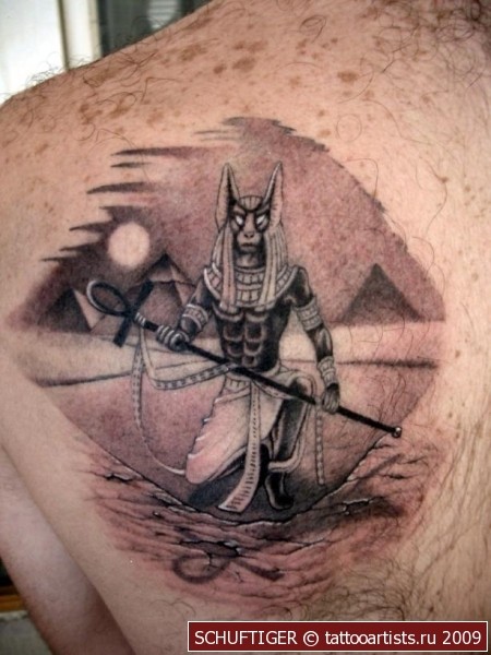 背部黑白埃及神和金字塔纹身图案