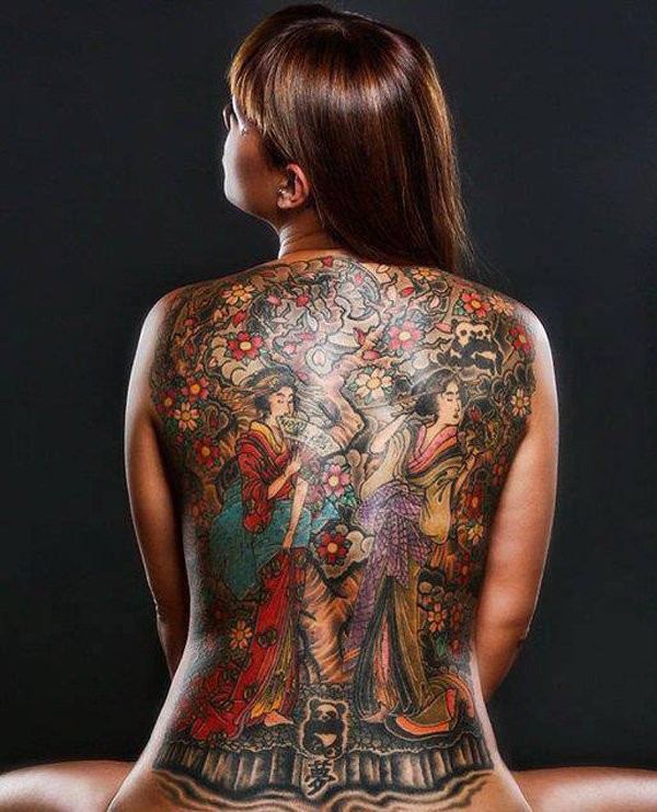 女生满背彩色日式艺妓花朵熊猫纹身图案