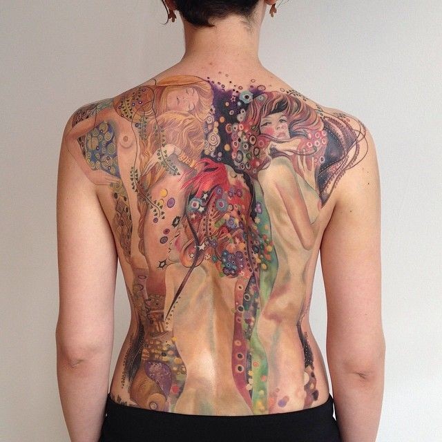 背部美丽的彩色裸体女人纹身图案