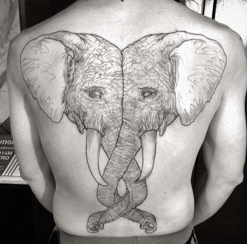 背部黑灰线条组合的精致大象头纹身图案