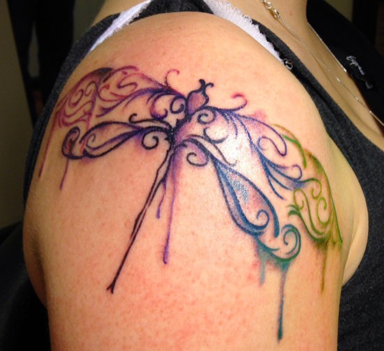 肩部水彩美丽的蜻蜓纹身图案