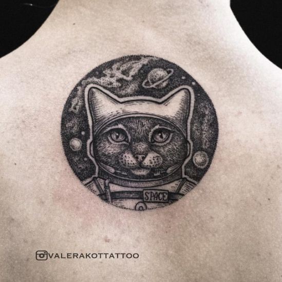 背部圆形的黑色点刺可爱猫宇航员纹身图案