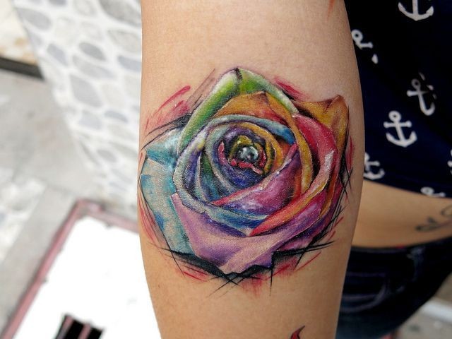 手臂水彩画般的七彩小玫瑰纹身图案