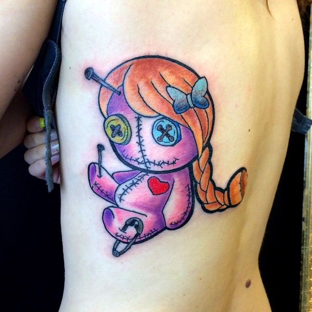 背部彩色的巫毒娃娃与心形纹身图案