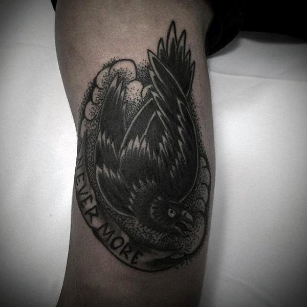 黑白点刺小乌鸦与字母手臂纹身图案