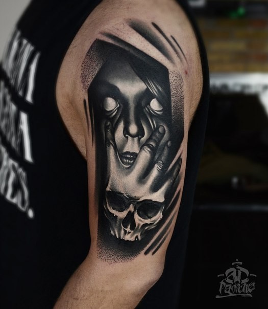 大臂恐怖的黑色手骷髅与女人脸纹身图案