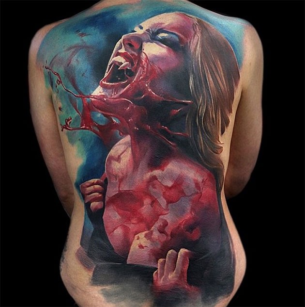 背部美丽多彩的女吸血鬼纹身图案