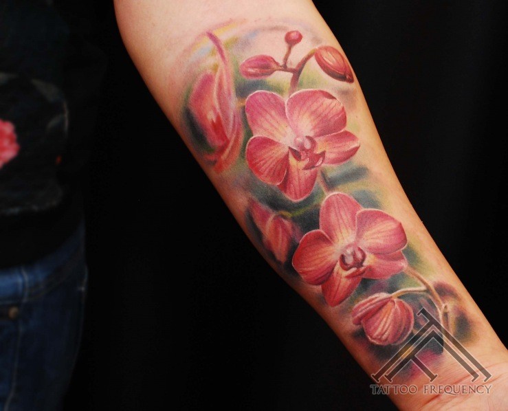 手臂写实风格彩色的花朵纹身图案
