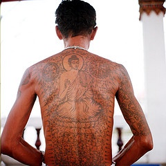 男性背部佛像纹身图案