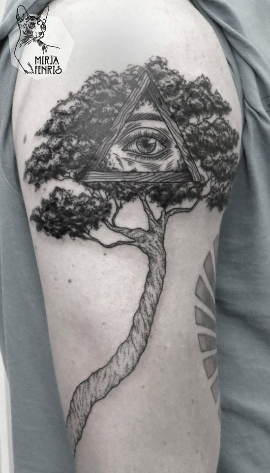 大臂黑色的大树与神秘的眼睛纹身图案