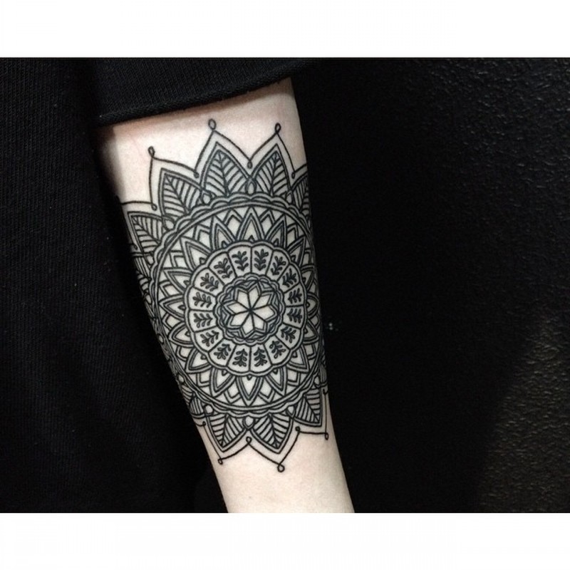 手臂美丽的黑色印度风格花朵纹身图案